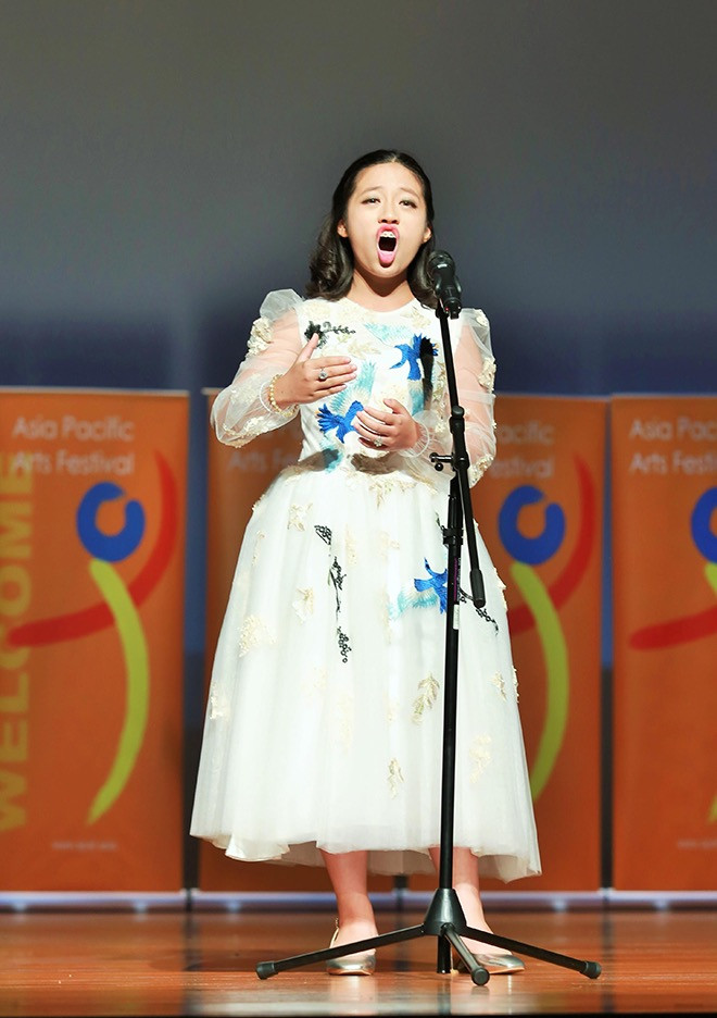 Đào Diễm Quỳnh, 14 tuổi, giành giải Vàng tại Liên hoan nghệ thuật châu Á - Thái Bình Dương ở bảng thi không chuyên.