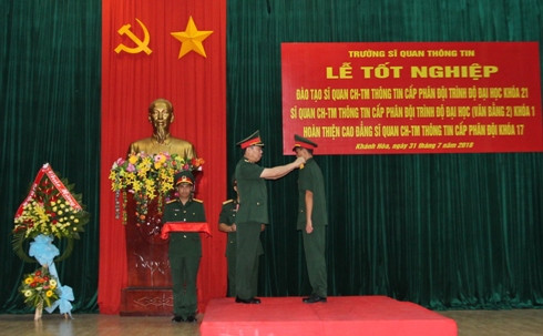 Thiếu tướng Khúc Đăng Tuấn gắn quân hàm cho đại diện các học viên.
