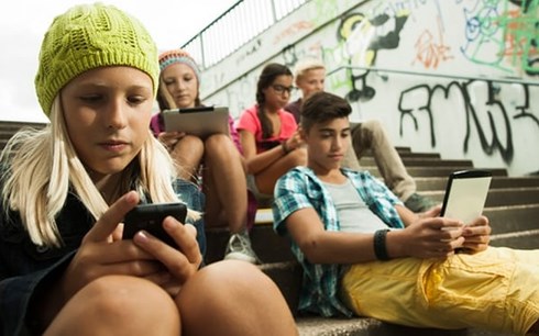 Pháp cấm học sinh sử dụng điện thoại thông minh khi ở trường. Ảnh: Alamy Stock Photo