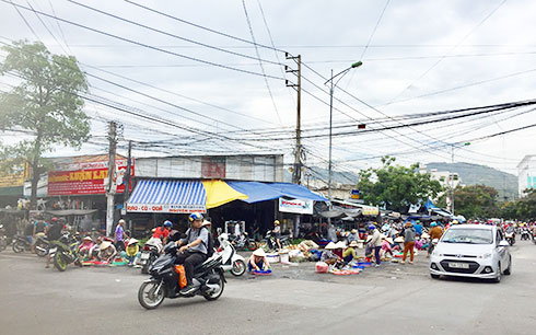 Tình trạng các hộ buôn bán tràn ra đường hiện nay ở chợ Phước Thái. 