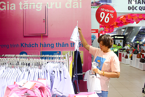 Phụ huynh lựa mua đồng phục học sinh tại một siêu thị ở TP. Nha Trang.