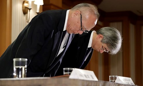 Giám đốc điều hành Đại học Y Tokyo Tetsuo Yukioka và phó Chủ tịch Keisuke Miyazawa cúi đầu xin lỗi trong buổi họp báo ở Tokyo. Ảnh: AFP
