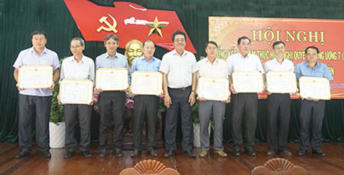 Ông Lê Thanh Quang trao bằng khen cho các tập thể.