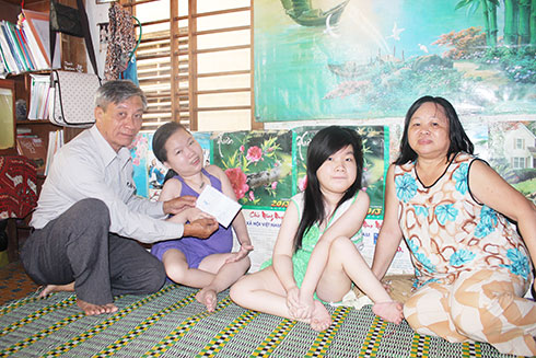 Đại diện lãnh đạo Hội Nạn nhân chất độc da cam/dioxin TP. Nha Trang thăm hỏi, tặng quà gia đình bà Nguyễn Thị Thẩm.