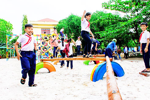 Công trình sân chơi vận động cho thiếu nhi  tại Trường Tiểu học Cam Tân (huyện Cam Lâm).
