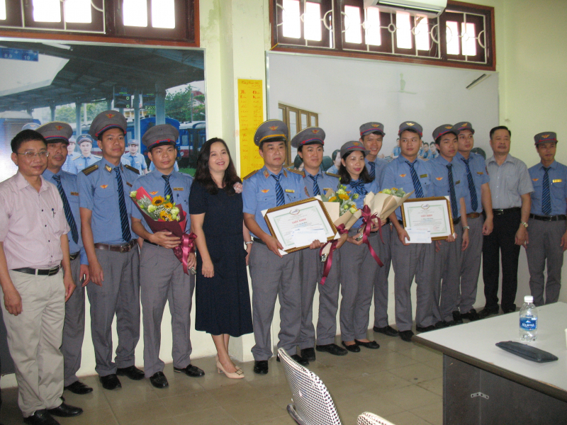 Bà Phùng Thị Lý Hà, Phó TGĐ Công ty CP Vận tải đường sắt Hà Nội trao khen thưởng của Tổng công ty Đường sắt VN và công ty đến tổ tàu SE1