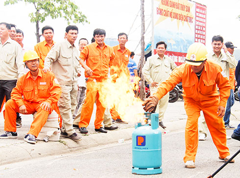 Nhân viên Công ty Cổ phần Điện lực Khánh Hòa  huấn luyện nghiệp vụ phòng cháy, chữa cháy.  