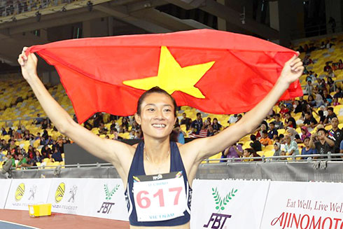 Vận động viên Lê Tú Chinh ăn mừng sau khi về đích đoạt huy chương vàng tại SEA Games 29. 