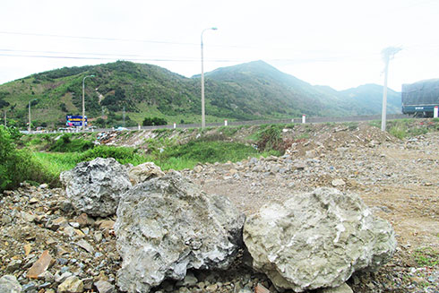 Bê tông thừa tạo thành những tảng đá lớn tại Bàu Dinh, Vĩnh Phương.