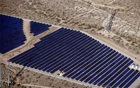 Một  "cánh đồng " pin năng lượng mặt trời ở California, Mỹ. (Ảnh: Reuters)