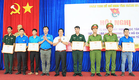 Đồng chí Hồ Văn Mừng cùng lãnh đạo Tỉnh đoàn trao bằng khen cho các tập thể có thành tích xuất sắc.