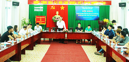 Ông Nguyễn Khắc Hà - Giám đốc Sở Văn hóa và Thể thao trao đổi với các doanh nghiệp.  
