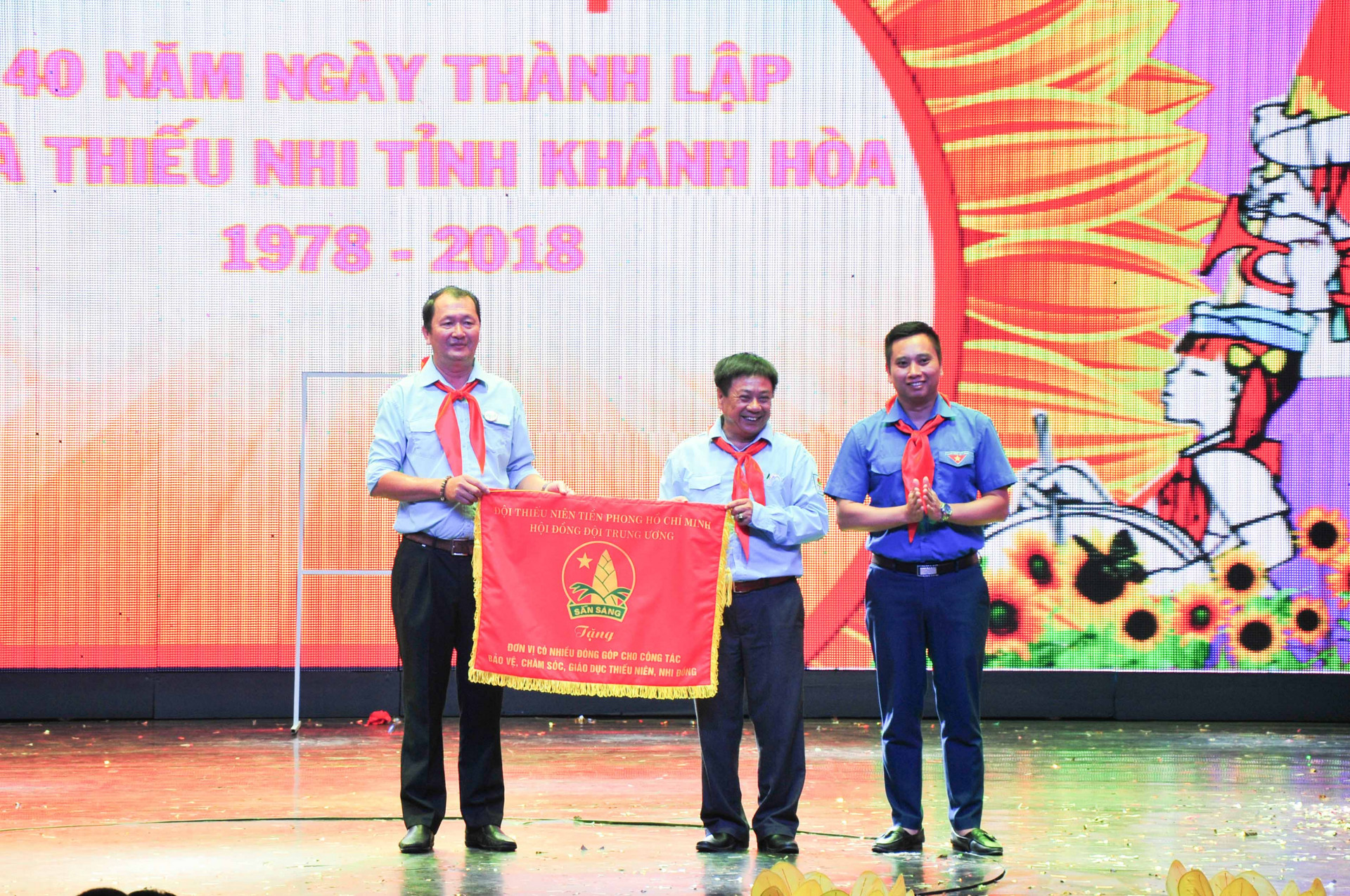 Hội đồng Đội Trung ương trao cờ thi đua cho Nhà Thiếu nhi tỉnh