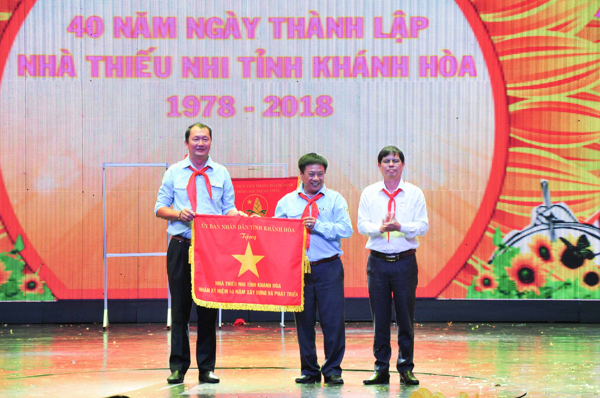 Lãnh đạo Tỉnh uỷ trao cờ thi đua của UBND tỉnh cho Nhà Thiếu nhi tỉnh