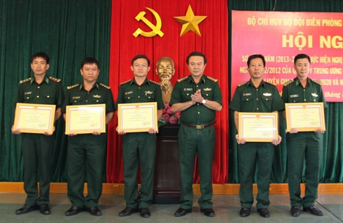 Đại tá Hồ Thanh Tùng - Chỉ huy trưởng Bộ Chỉ huy BĐBP tỉnh Khánh Hòa trao giấy khen cho các tập thể.