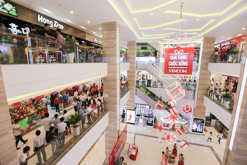 Hàng nghìn khách hàng háo hức trải nghiệm TTTM Vincom Plaza Trần Phú ngay sau khi khai trương.