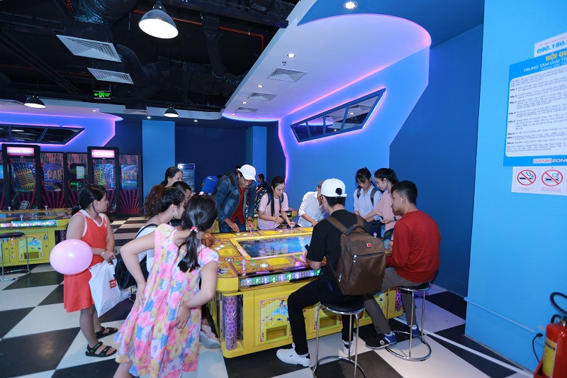 Các khách hàng đang trải nghiệm khu vui chơi BigFun trong TTTM Vincom Plaza Trần Phú.