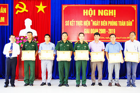 Lãnh đạo UBND huyện Cam Lâm trao giấy khen cho các cá nhân.