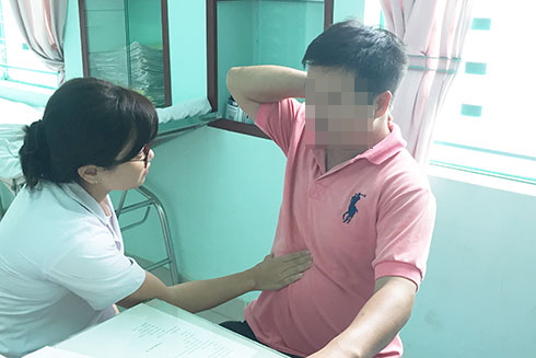 Bác sĩ Bệnh viện Bệnh nhiệt đới tỉnh khám bệnh và tư vấn cho bệnh nhân nghi nhiễm viêm gan.