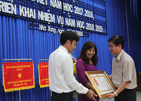 Đại diện trường THPT Ngô Gia Tự nhận Huân chương Lao động hạng Nhì.