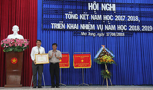  Đại diện Phòng Giáo dục Tiểu học (Sở Giáo dục và Đào tạo) nhận bằng khen của Thủ tướng Chính phủ.