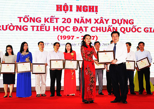 Đại diện tập thể Khánh Hòa nhận bằng khen.
