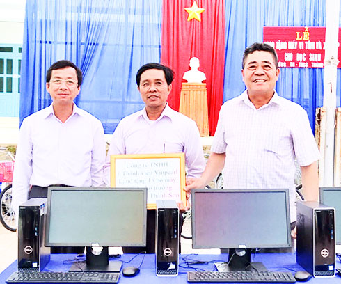 Đồng chí Lê Thanh Quang tặng quà cho Trường THCS Thành Sơn.