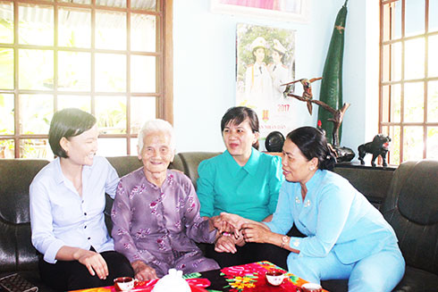 Cán bộ lao động - thương binh và xã hội thăm hỏi Bà mẹ Việt Nam Anh hùng thị xã Ninh Hòa.
