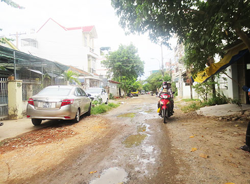 Hiện trạng đường Nguyễn Thị Định xuống cấp.