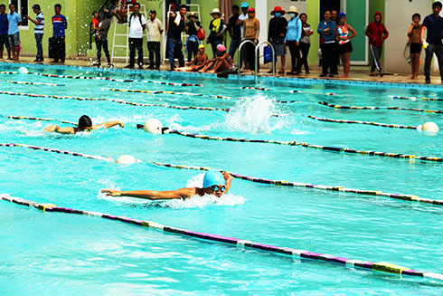 Các vận động viên tranh tài môn bơi lội.
