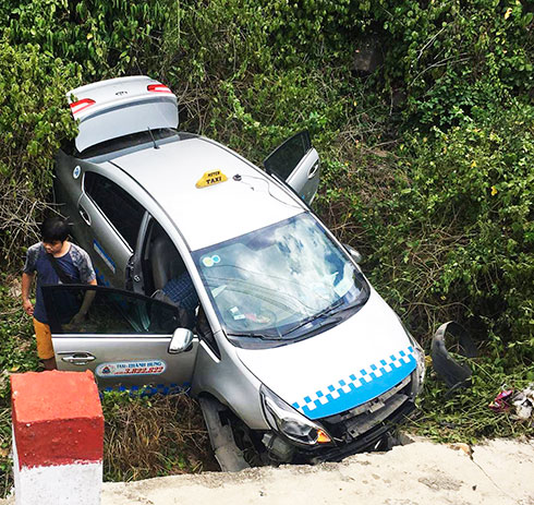 Chiếc xe taxi  bị rớt xuống vực đèo Cù Hin.