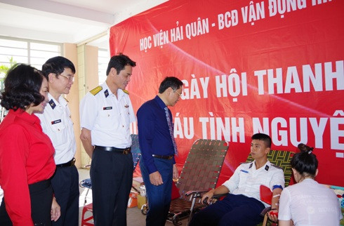 Ông Nguyễn Đắc Tài và lãnh đạo Học viện động viên các tình nguyện viên.