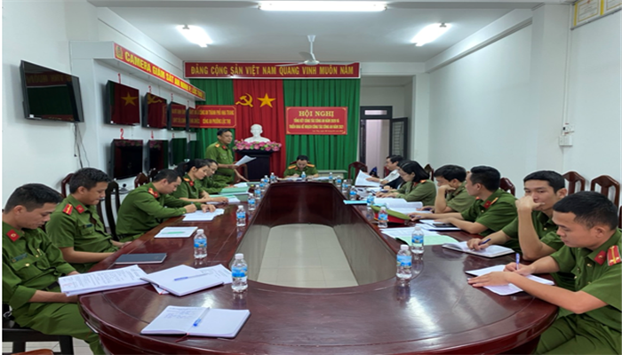 Công an phường Lộc Thọ họp triển khai nhiệm vụ. 