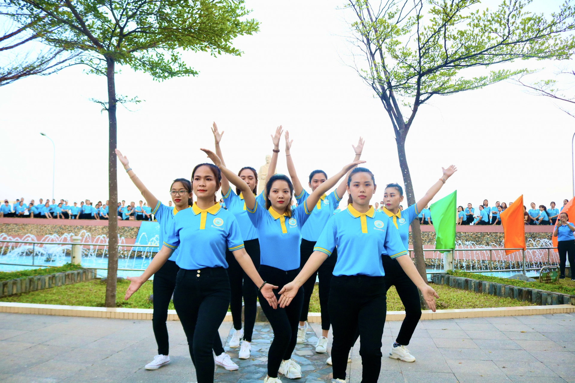 Hội Phụ nữ Công ty Yến sào Khánh Hoà với tiết mục dân vũ: Liên khúc Thanh niên Việt Nam. và Gọi tên Việt Nam 