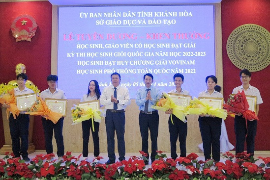 Ông Đinh Văn Thiệu và ông Võ Hoàn Hải – Giám đốc Sở Giáo dục và Đào tạo tỉnh Khánh Hòa trao bằng khen của UBND tỉnh cho các học sinh đạt giải kỳ thi chọn học sinh giỏi quốc gia. 