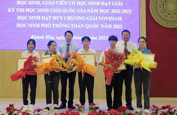 Ông Đinh Văn Thiệu và ông Võ Hoàn Hải trao bằng khen của UBND tỉnh Khánh Hòa cho các học sinh đạt giải Vovinam học sinh phổ thông toàn quốc. 
