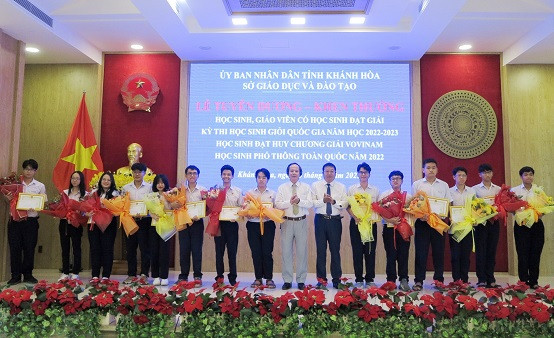 Ông Võ Hoàn Hải và ông Đỗ Hữu Quỳnh - Phó Giám đốc Sở Giáo dục và Đào tạo tỉnh Khánh Hòa trao giấy khen của sở cho các học sinh đạt giải kỳ thi chọn học sinh giỏi quốc gia. 