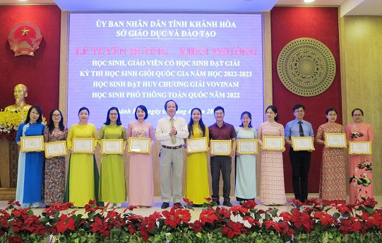 Ông Đỗ Hữu Quỳnh trao giấy chứng nhận cho các giáo viên bồi dưỡng học sinh đạt giải kỳ thi chọn học sinh giỏi quốc gia. 