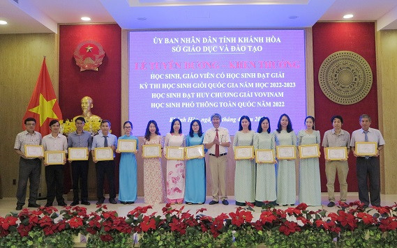 Ông Lê Đình Thuần - Phó Giám đốc Sở Giáo dục và Đào tạo tỉnh Khánh Hòa trao giấy chứng nhận cho các giáo viên. 