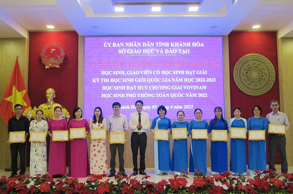 Ông Nguyễn Đức Sơn - Phó Giám đốc Sở Giáo dục và Đào tạo tỉnh Khánh Hòa trao giấy chứng nhận cho các giáo viên. 