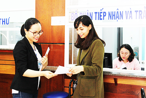 Ph&aacute;t tờ rơi tuy&ecirc;n truyền c&aacute;ch đăng k&yacute; cấp phiếu l&yacute; lịch tư ph&aacute;p trực tuyến cho người d&acirc;n. 