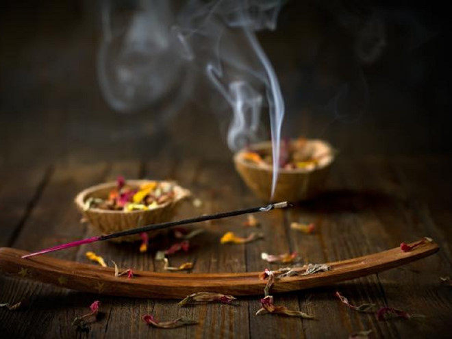 Khói nhang có thể sẽ đọng lại trong phổi khi hít phải SHUTTERSTOCK