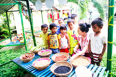 Cô và trò Trường Mầm non Họa Mi (huyện Khánh Vĩnh).  