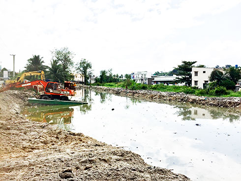 zzMột đoạn sông Bà Vệ sau khi được phát quang, thông dòng.
