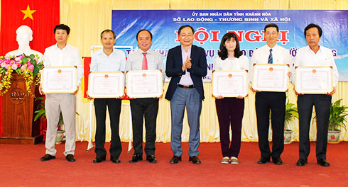 Đồng chí Nguyễn Đắc Tài trao danh hiệu “Tập thể lao động xuất sắc”  cho các tập thể.