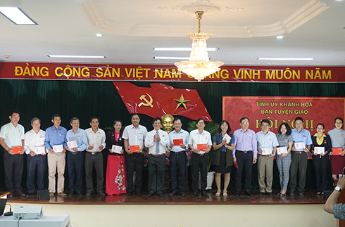 Ông Hồ Văn Mừng trao Kỷ niệm chương cho các cá nhân.