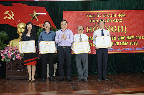 Ông Nguyễn Đắc Tài trao bằng khen của UBND tỉnh cho các tập thể, cá nhân