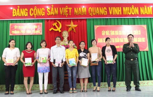 Đại diện Bộ Chỉ huy Quân sự tỉnh Khánh Hòa trao quà cho thân nhân các cán bộ, chiến sĩ.