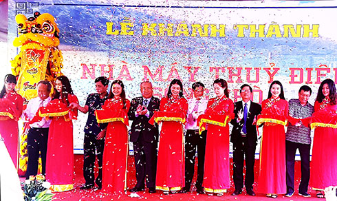 Các đại biểu cắt băng khánh thành.