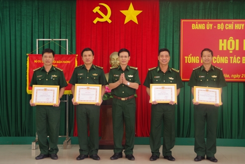 Các đơn vị, cá nhân được khen thưởng tại hội nghị.